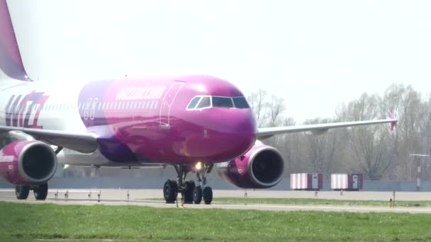 Київ Квітня 2018 Міжнародний Аеропорт Київ Wizz Air Авіакомпаній Airbus — стокове відео