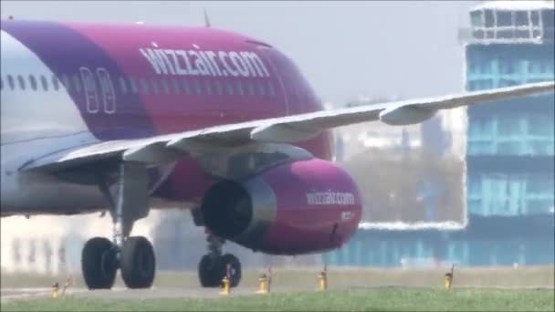 Kiev Oekraïne April 2018 Internationale Luchthaven Kiev Wizz Air Luchtvaartmaatschappijen — Stockvideo