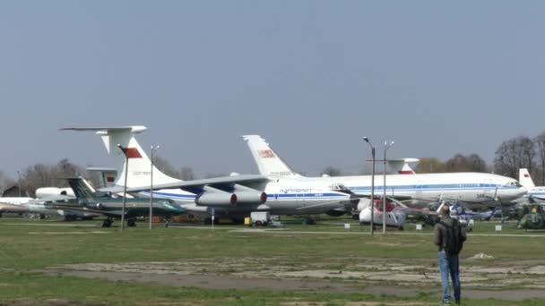 Kiev Ucrânia Abril 2018 Aeroporto Internacional Kiev Aviões Antigos Estão — Vídeo de Stock