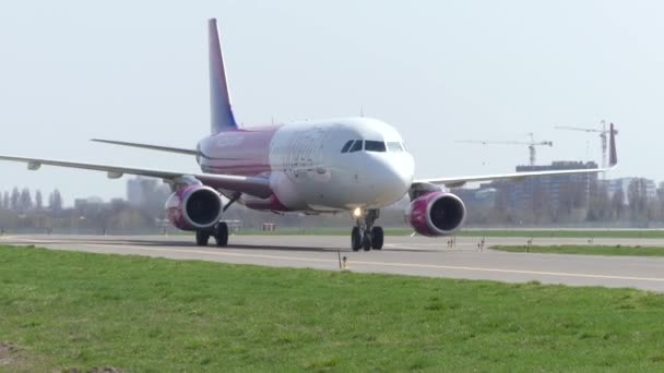 Kiev Ukraina April 2018 Internationella Flygplats Kiev Wizz Air Flygbolag — Stockvideo