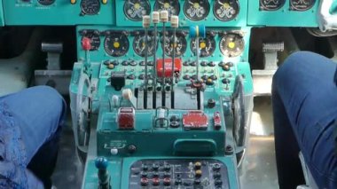 Uçak yerine pilotlar kokpitte.