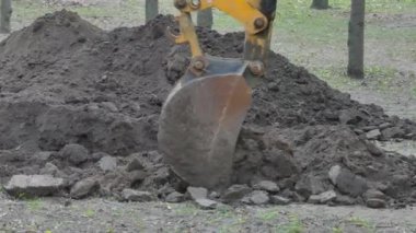 Kiev, 19 Nisan 2018, Ukrayna: Ekskavatör kova yere digs