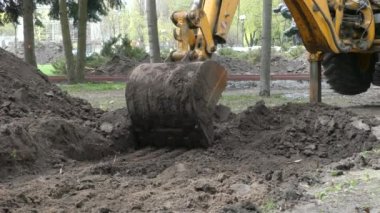 Kiev, 19 Nisan 2018, Ukrayna: Ekskavatör kova yere digs