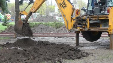 Kiev, 19 Nisan 2018, Ukrayna: Ekskavatör kova yere digs