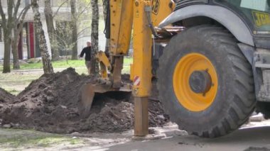Kiev, 19 Nisan 2018, Ukrayna: Ekskavatör kova yere digs