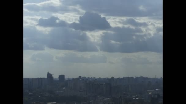 Kiev Abril 2018 Ucrania Las Nubes Flotan Ciudad Vueltas Tiempo — Vídeos de Stock