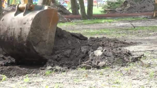 Kiev Aprile 2018 Ucraina Secchio Dell Escavatore Scava Terreno — Video Stock