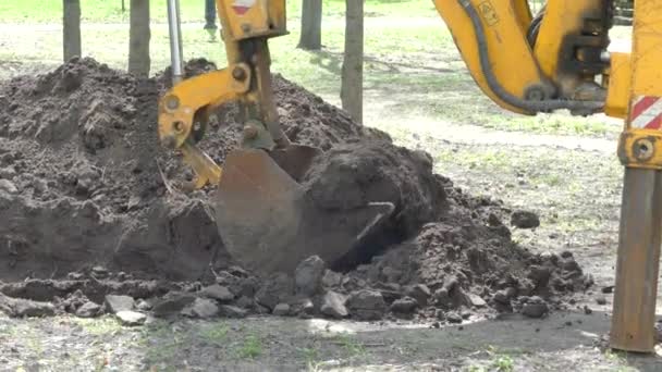 2018年4月19日 乌克兰 挖掘机的水桶挖地面 — 图库视频影像
