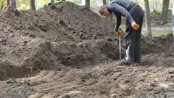 Kiev Abril 2018 Ucrânia Balde Escavadora Cava Chão Trabalhador Mede — Vídeo de Stock