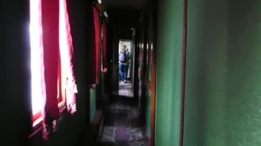 Eski bir tren tren iç. Kamera eski hızlı tren koridor yelken.