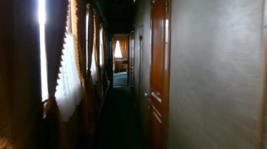 Eski bir tren tren iç. Kamera eski hızlı tren koridor yelken.