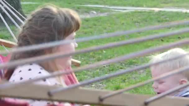 Bambini Riposano Amaca Colorata Nel Parco Cittadino Durante Tramonto Ragazzo — Video Stock