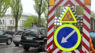 Kiev, 24 Nisan 2018, Ukrayna. Araba yol işaret ver. Trafik işareti ok ışımalar araba arka plan üzerinde.