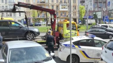 Kiev, 25 Nisan 2018, Ukrayna. Polis araba park yeri kuralları ihlal nedeniyle tahliye.