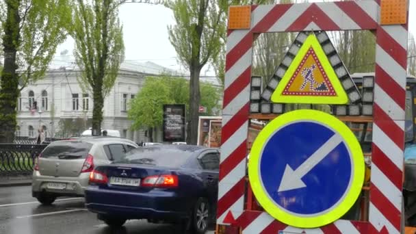 Kiev Abril 2018 Ucrania Los Coches Pasan Señal Tráfico Flecha — Vídeo de stock
