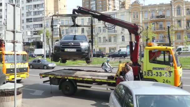 Kiev April 2018 Ukraine Police Evacuate Car Violation Parking Rules — Stock Video