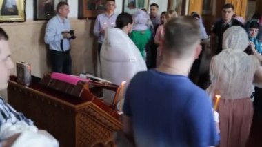 Kiev, 29 Nisan 2018, Ukrayna: Bebek vaftiz ayini kilisede bir rahip gerçekleştirir. Ortodoks Kilisesi içinde küçük bebeğin vaftiz. Bebek vaftizini