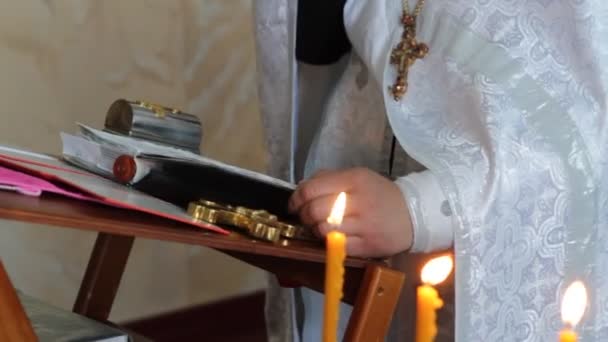 2018 キエフ 教会の司祭は 幼児洗礼の儀式を実行します 赤ちゃんの正教会で洗礼 幼児洗礼 — ストック動画