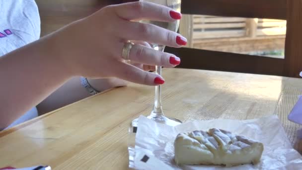 2018 키예프 우크라이나 프랑스 치즈의 머리와 테이블에 거짓말 남성과 여성의 — 비디오