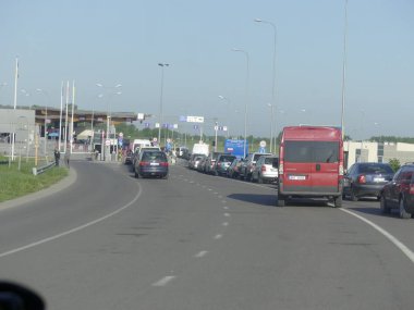 Hrushiv, Ukrayna - 4 Mayıs 2018: Hrushiv-Budomezh denetim noktası Ukrayna ve Polonya ile sınır şehri Lviv gelen bazı 60kms.