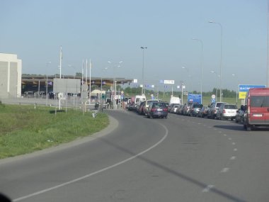 Hrushiv, Ukrayna - 4 Mayıs 2018: Hrushiv-Budomezh denetim noktası Ukrayna ve Polonya ile sınır şehri Lviv gelen bazı 60kms.