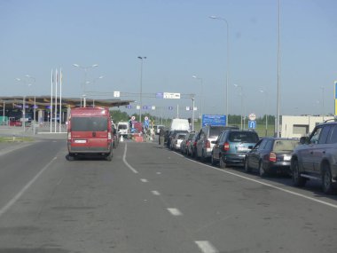 Hrushiv, Ukrayna - 4 Mayıs 2018: Hrushiv-Budomezh denetim noktası Ukrayna ve Polonya ile sınır şehri Lviv gelen bazı 60kms.
