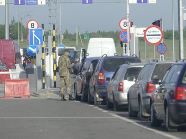 Hrushiv, Ukrayna - 4 Mayıs 2018: Hrushiv-Budomezh denetim noktası Ukrayna ve Polonya ile sınır şehri Lviv gelen bazı 60kms.