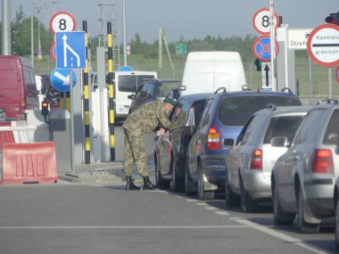 Hrushiv, Ukrayna - 4 Mayıs 2018: Hrushiv-Budomezh denetim noktası Ukrayna ve Polonya ile sınır şehri Lviv gelen bazı 60kms.