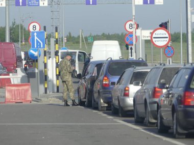Hrushiv, Ukrayna - 4 Mayıs 2018: Hrushiv-Budomezh denetim noktası Ukrayna ve Polonya ile sınır şehri Lviv gelen bazı 60kms.
