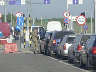 Hrushiv, Ukrayna - 4 Mayıs 2018: Hrushiv-Budomezh denetim noktası Ukrayna ve Polonya ile sınır şehri Lviv gelen bazı 60kms.