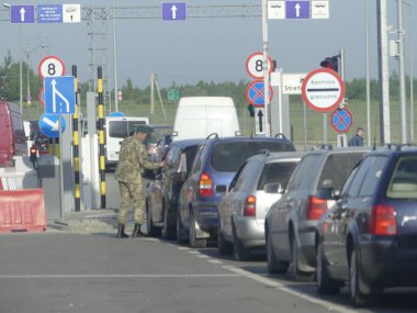 Hrushiv, Ukrayna - 4 Mayıs 2018: Hrushiv-Budomezh denetim noktası Ukrayna ve Polonya ile sınır şehri Lviv gelen bazı 60kms.