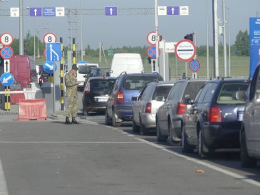 Hrushiv, Ukrayna - 4 Mayıs 2018: Hrushiv-Budomezh denetim noktası Ukrayna ve Polonya ile sınır şehri Lviv gelen bazı 60kms.