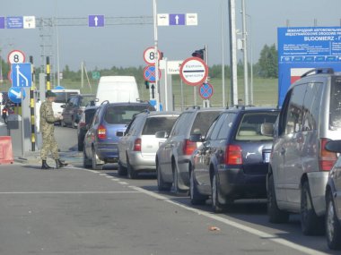 Hrushiv, Ukrayna - 4 Mayıs 2018: Hrushiv-Budomezh denetim noktası Ukrayna ve Polonya ile sınır şehri Lviv gelen bazı 60kms.