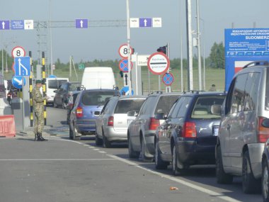 Hrushiv, Ukrayna - 4 Mayıs 2018: Hrushiv-Budomezh denetim noktası Ukrayna ve Polonya ile sınır şehri Lviv gelen bazı 60kms.