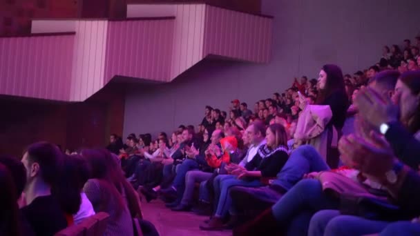 Kiev Ukraina Europa November 2019 Åskådare Applåderar Konsertsalen League Laughter — Stockvideo