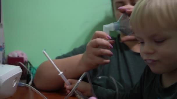 一个带着氧气面罩呼吸的三岁小孩 呼吸道的吸入 面具吸入器 — 图库视频影像