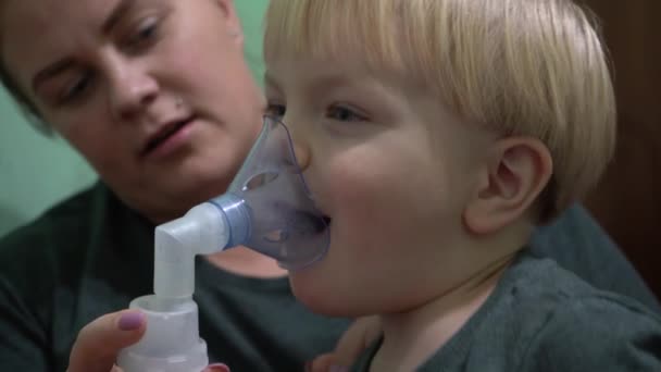 Ένα Παιδί Τριών Ετών Που Αναπνέει Μάσκα Οξυγόνου Εισπνοή Της — Αρχείο Βίντεο