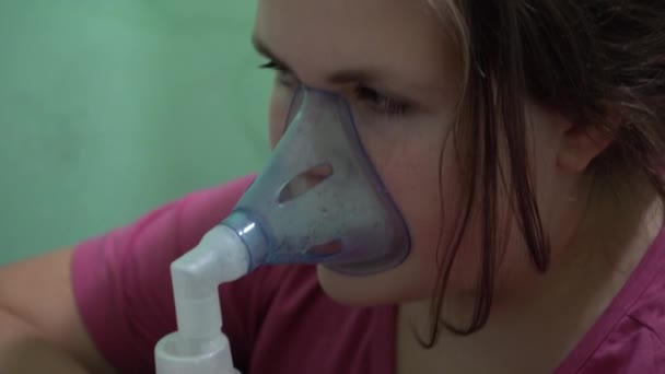少女戴着氧气面罩呼吸 呼吸道的吸入 面具吸入器 — 图库视频影像