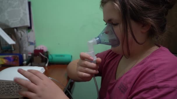 Tonårstjejen Andas Syrgasmask Inandning Luftvägarna Mask Inhalator — Stockvideo