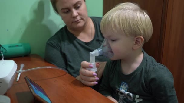 Niño Tres Años Respirando Una Máscara Oxígeno Inhalación Las Vías — Vídeo de stock