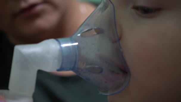 Niño Tres Años Respirando Una Máscara Oxígeno Inhalación Las Vías — Vídeo de stock