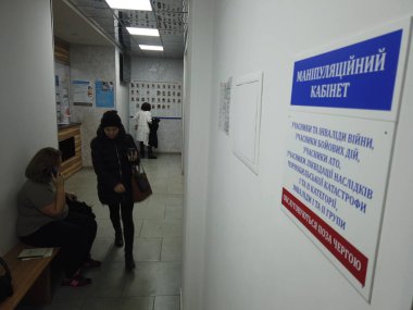 Kiev, Ukrayna, Avrupa - Kasım 2019: Resepsiyondaki hastalar