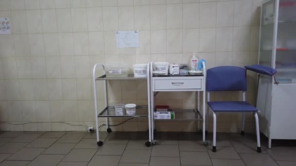 キエフ ウクライナ ヨーロッパ 11月2019 予防接種キャビネットの内部 輸血のための便 市内の診療所の予防接種室 — ストック動画