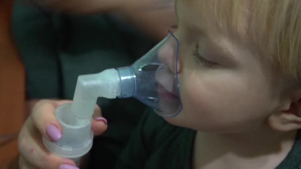 Niño Tres Años Respirando Una Máscara Oxígeno Inhalación Las Vías — Vídeo de stock