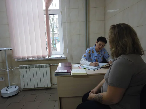 Київ, Україна, Європа - листопад 2019: пацієнти на прийомі — стокове фото