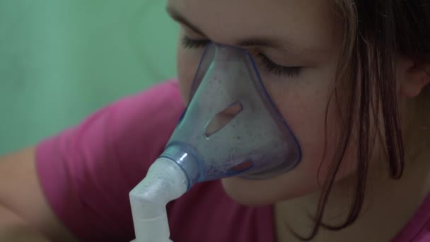 Teenage Girl Breathes Oxygen Mask Inhalation Respiratory Tract Mask Inhaler — ストック動画