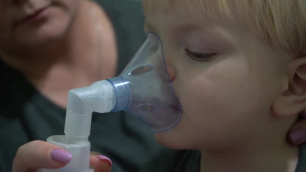 Ένα Παιδί Τριών Ετών Που Αναπνέει Μάσκα Οξυγόνου Εισπνοή Της — Αρχείο Βίντεο