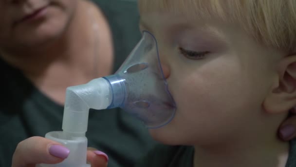 Niño Tres Años Respirando Una Máscara Oxígeno Inhalación Las Vías — Vídeo de stock