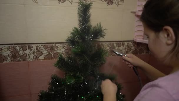 准备新的一年 少女在浴室里洗了一棵人造圣诞树 雨中的圣诞树 — 图库视频影像