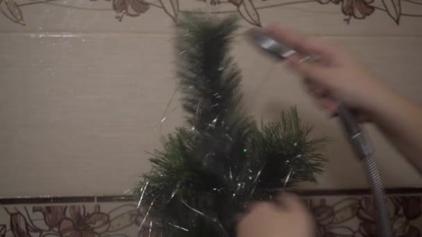 Příprava Nový Rok Dospívající Dívka Myje Umělý Vánoční Stromek Koupelně — Stock video